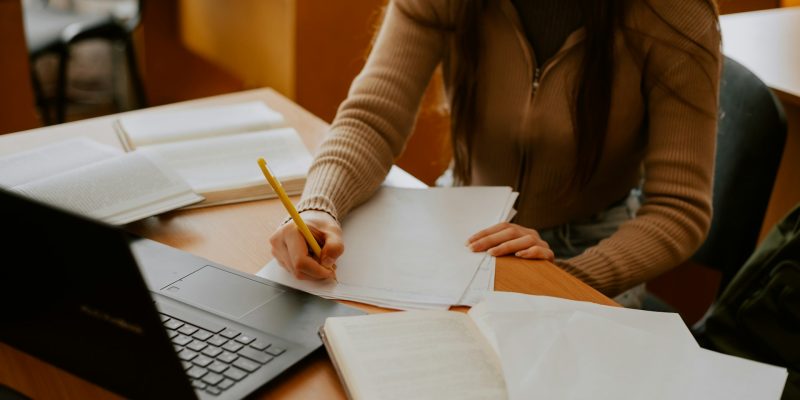 Crafting a Freelance Writing Pathway for Students and Graduates